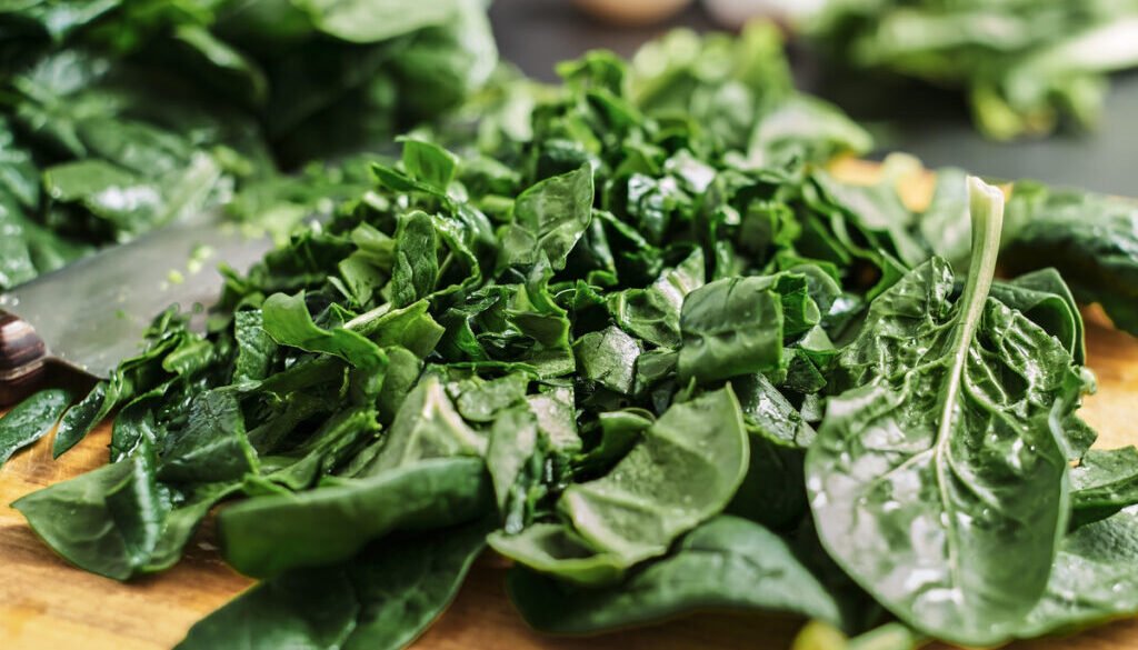 juicy-green-sliced-spinach-leaves-lie-wooden-cutting-board-selective-focus-close-up-spinach-idea-making-breakfast-from-organic-healthy-food