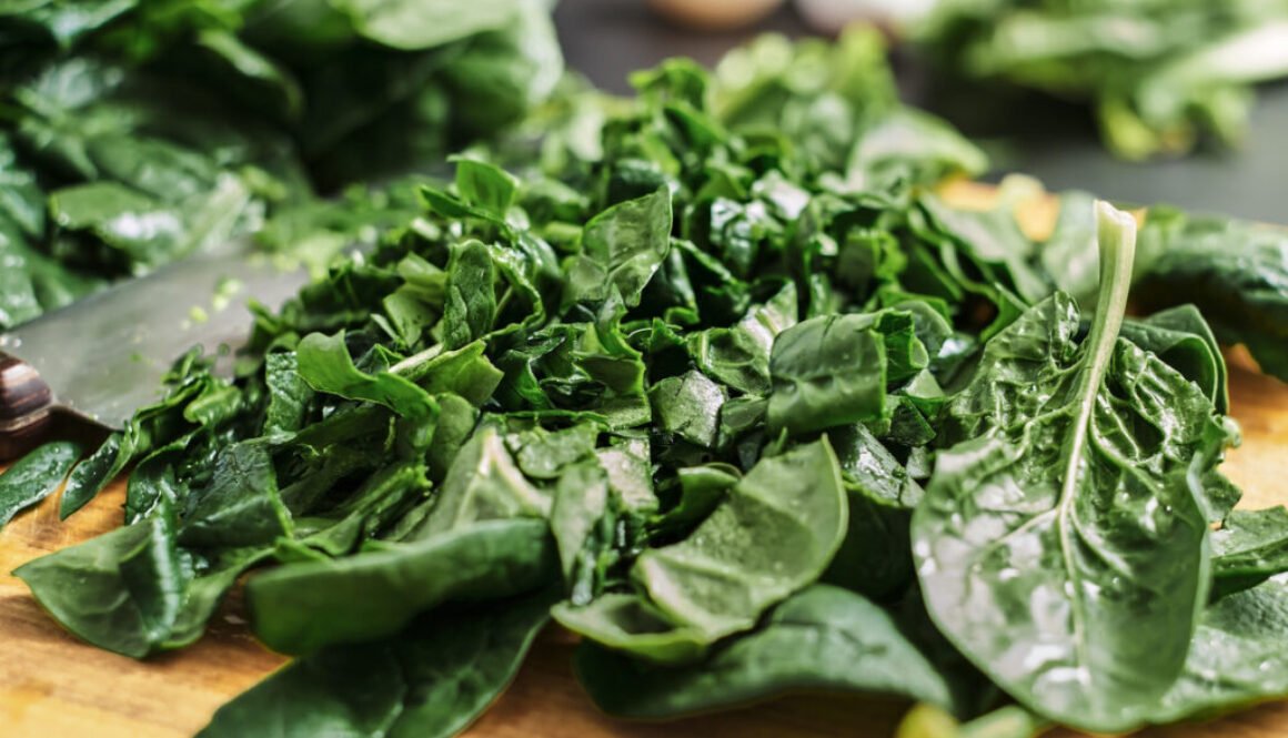 juicy-green-sliced-spinach-leaves-lie-wooden-cutting-board-selective-focus-close-up-spinach-idea-making-breakfast-from-organic-healthy-food